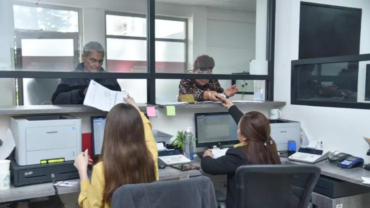 Ciudadanos pagando el predial en ventanillas del Ayuntamiento de Ahome