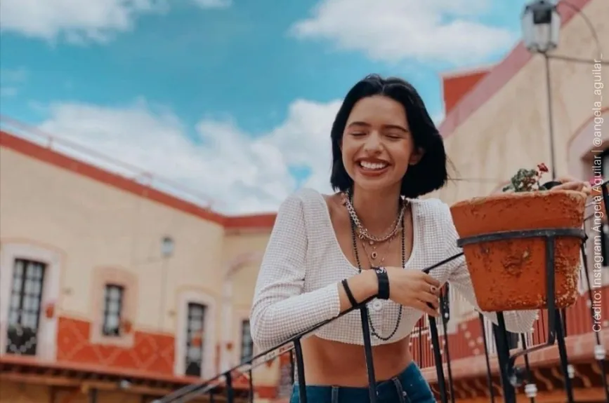 Ángela Aguilar risueña.jpg