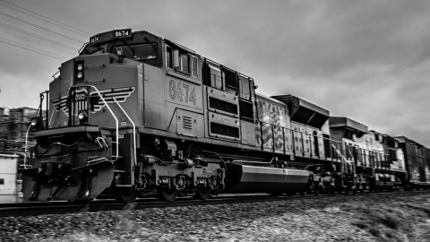 Mujer fue arrollada por sentarse en las vías del tren en Michoacán; sus restos fueron localizados a 30 metros del accidente