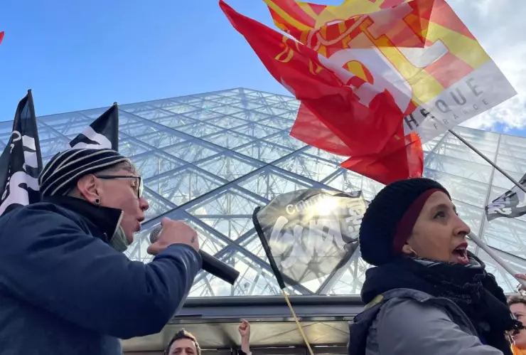 Protestas frente a Museo de Louvre en París