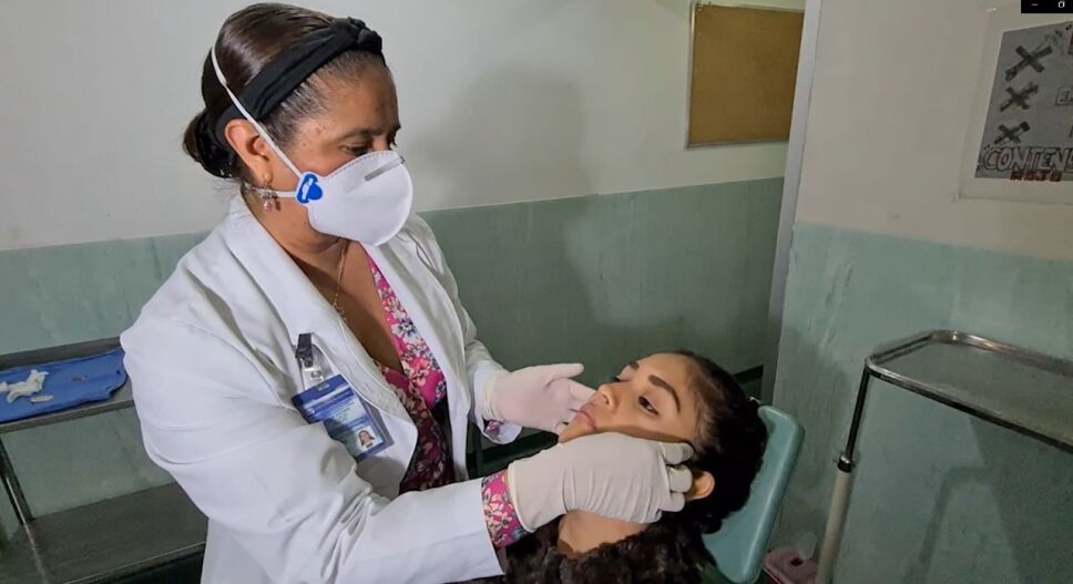 Implante IMSS médico y paciente.jpeg