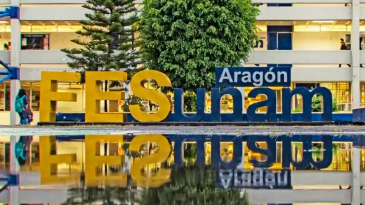 Letras de la FES Aragón junto a espejo de agua.