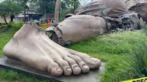 El monumento “El Colotero” colapsó por las lluvias del frente frío 21 en Veracruz