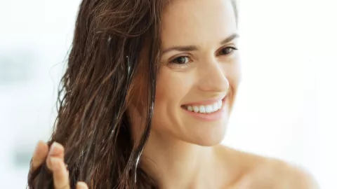 La mascarilla natural que frena la caída de cabello en las personas con entradas