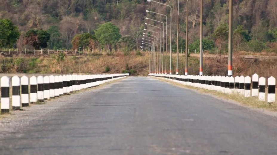Hombre olvida a su esposa en una carretera en Tailandia
