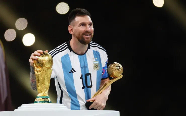Lionel Messi con la Copa del Mundo