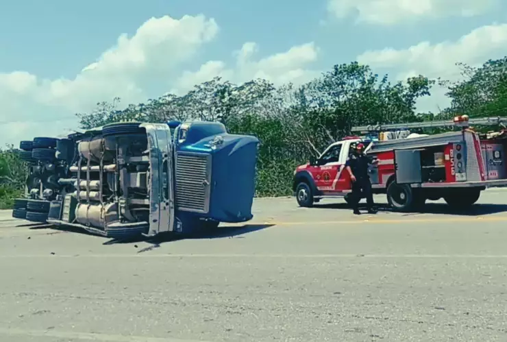 Reportan volcadura de tráiler en la Mérida-Valladolid (FOTO)