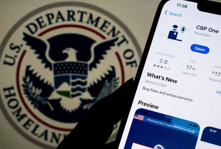 Celular a punto de utilizar al app de CBP One