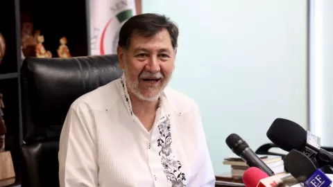 Noroña, senador, hablando frente a medios de comunicación