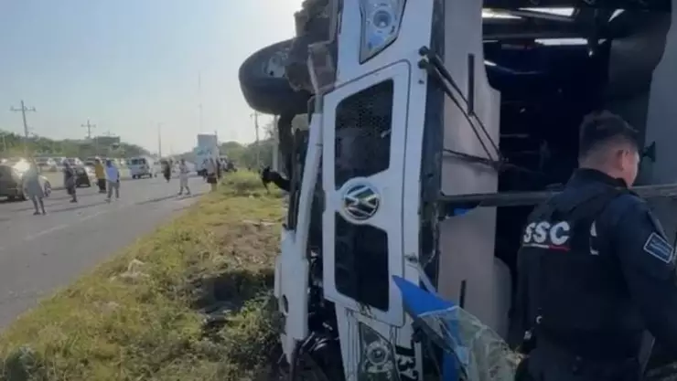 Personas heridas a causa de aparatosa volcadura de autobús en la carretera Tulum - Playa del Carmen; FOTOS.jpg
