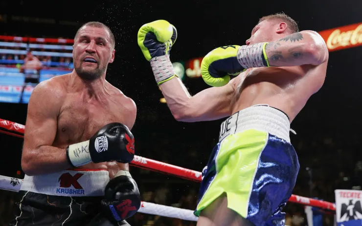 El mexicano Canelo Álvarez propina un puñetazo al ruso Sergey Kovalev