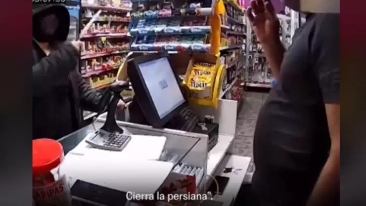 VIDEO: Asaltante sufre un ataque de ansiedad y no puede robar