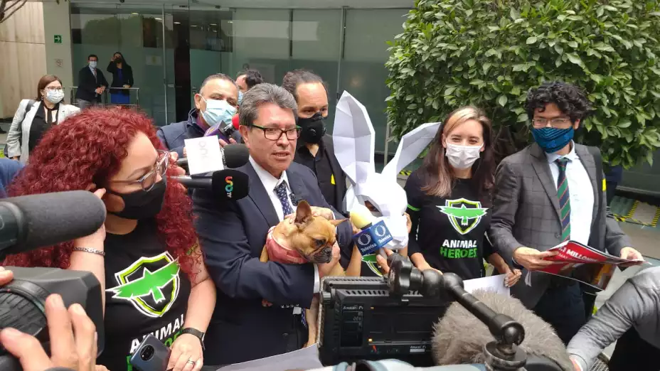 Ricardo Monreal con perrito.jpeg