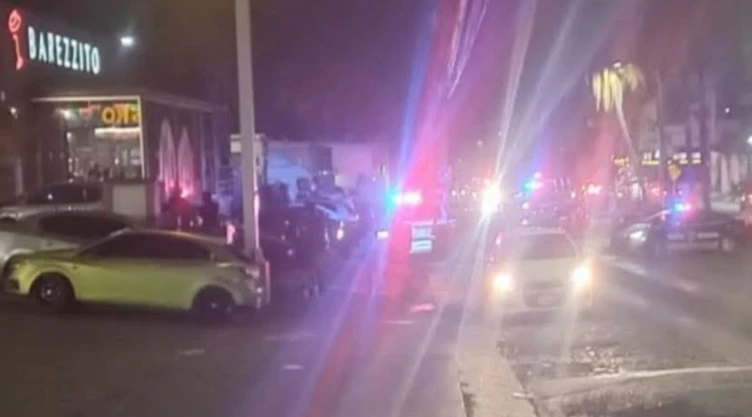 Sicarios desatan caos tras violento ataque armado en bar de Colima; Fiscalía reporta varios heridos. En la imagen se observa el operativo de los cuerpos de emergencia afuera del centro nocturno, el Barezzito, donde al menos cinco hombres y una mujer, de los cuales tres son trabajadores del establecimiento, resultaron lesionados.