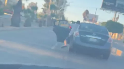 “Marcando territorio”: captan a automovilista orinando camino a la Garita de Otay