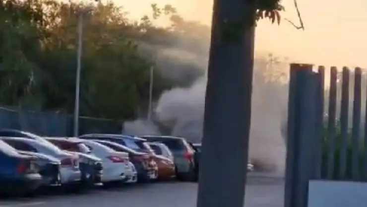 VIDEO_ Conato de incendio de un auto estacionado