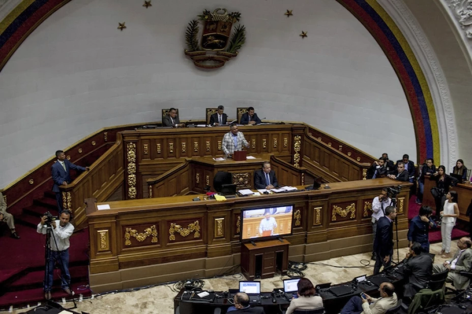 Inicia debate contra Maduro