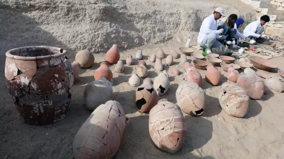 Arqueólogos egipcios revisan objetos descubiertos en Luxor.