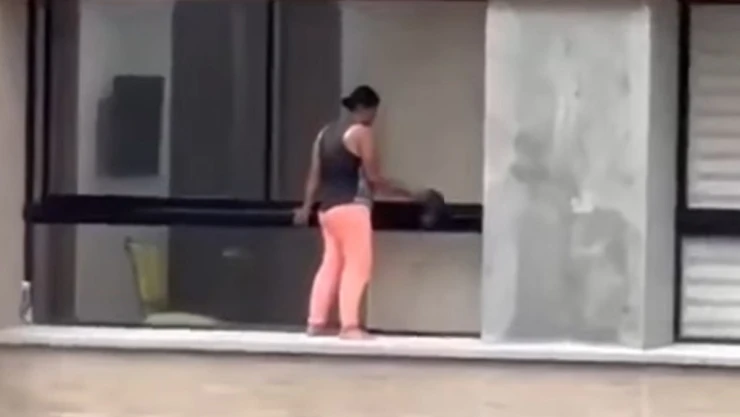 Limpia ventanas sin protección en Colombia.
