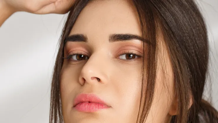 cómo hacer efecto lifting cejas iluminador highlighter