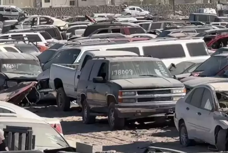 En Ciudad Juárez, familia encuentra un cuerpo en su auto robado tras localizarlo en el corralón municipal.