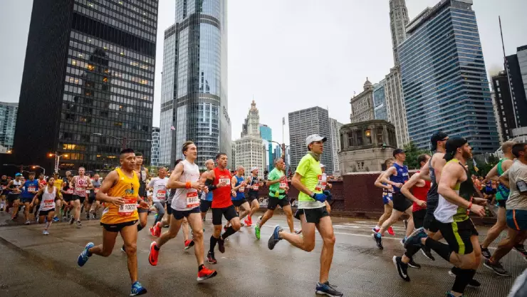entusiastas del correr se desplazan por las icónicas calles de Chicago