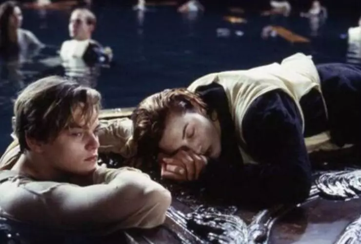 ¿Quién la compró? Subastan puerta donde Rose se salvó en Titanic; pagaron millones de pesos