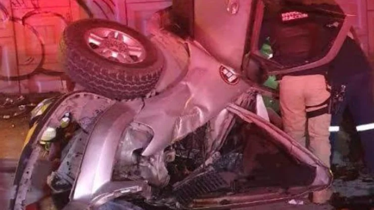 Conductor cae de puente y destroza su camioneta en SLP