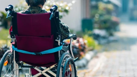 Abandonan a abuelita en silla de ruedas en zona rural