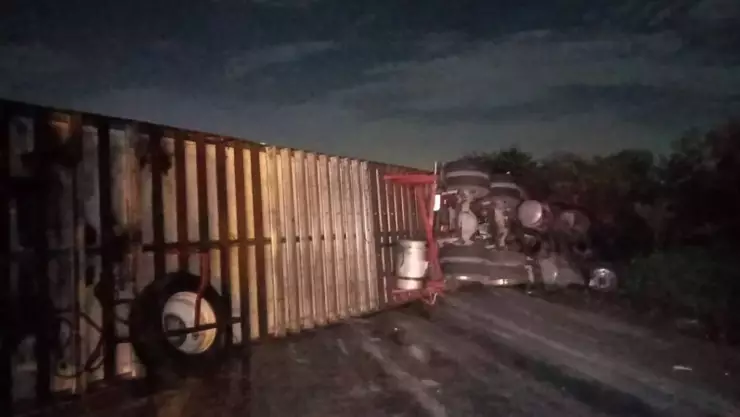 Reportan FUERTE ACCIDENTE con volcadura de tráiler en la Mérida-Tetiz.jpg