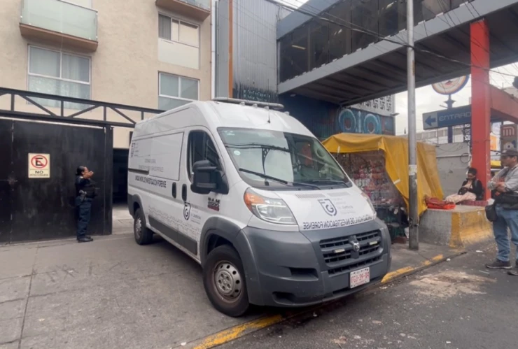 Encuentran a mujer apuñalada en su departamento en la Portales; su novio intentó suicidarse