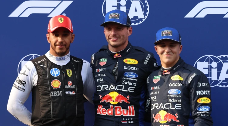 Lewis Hamilton, Max Verstappen y Isack Hadjar