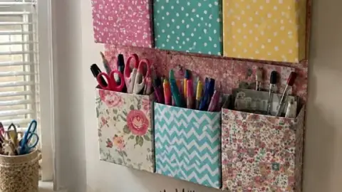 Organizador de libretas y revistas con cajas de cereal