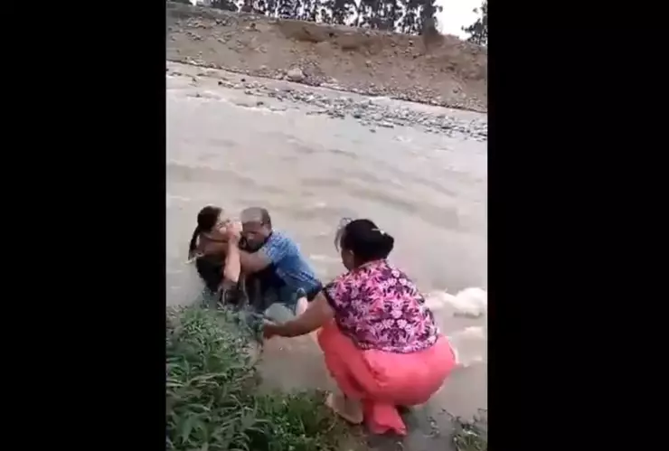 Un hombre y una mujer fueron arrastrados por las aguas del río Rímac cuando participaban de un bautizo en la localidad de Huachipa, Perú.