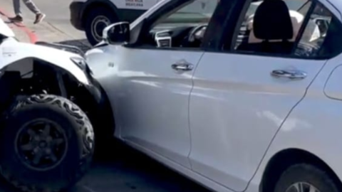 Dos policías terminan impactados por un vehículo en el centro de Tijuana