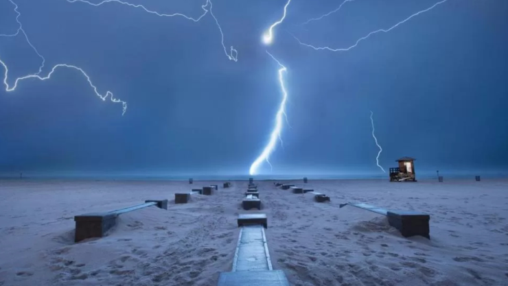 Rayo cae sobre dos personas en playa Maruata de Aquila, Michoacán.