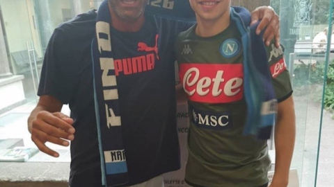 Hirving Lozano posa con su nueva playera