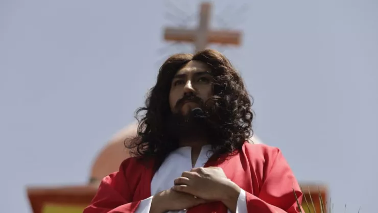 Manuel Morales representa a Cristo Jesús en el Viacrucis de San Francisco Culhuacán