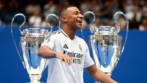 Mbappé con la camiseta del Real Madrid