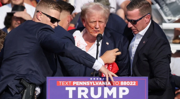 Donald Trump en un mitin en Pensilvania tras disparos en el lugar.