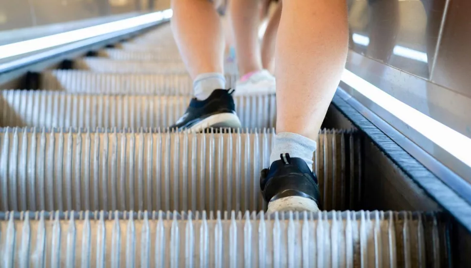 A joven se le queda tenis atorado en escaleras eléctricas de Metro CDMX