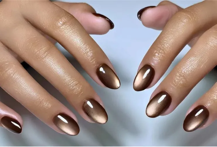 uñas caviar almendradas con luz en la parte superior