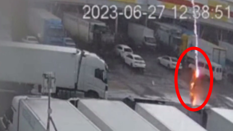 Hombre recibe el impacto de un rayo