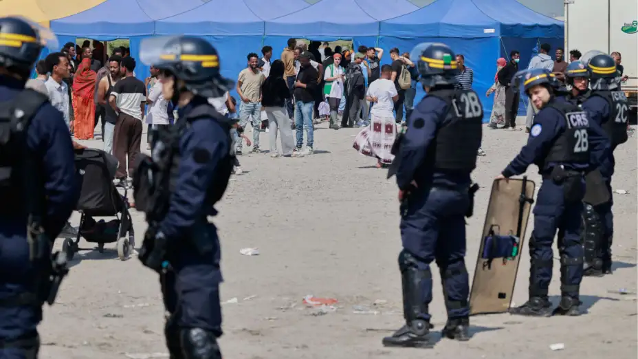 Redada en un campamento de migrantes en Reino Unido.