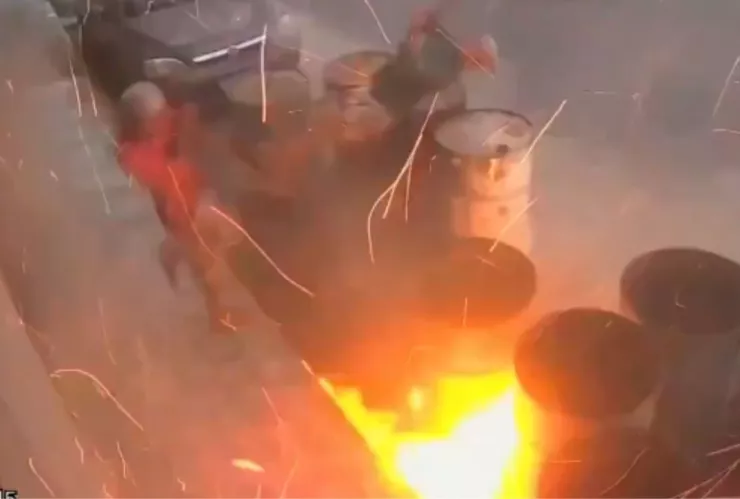 VIDEO: Barril explota frente a la cara de dos jóvenes tras prenderle fuego y salen proyectados