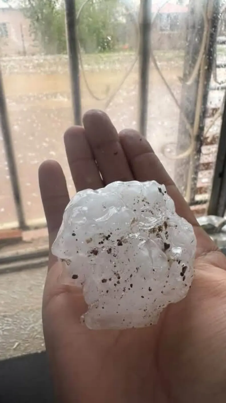 Bolas de hielo de más de 10 centímetros en