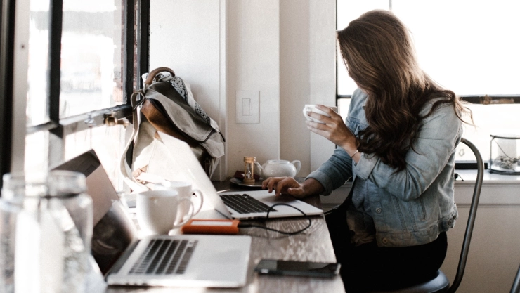 Mujer-en-China-se-hace-millonaria-trabajando-en-16-empresas-donde-nunca-laboró