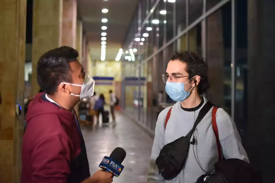 Israel Herrera entrevistando a uno de los recién llegados a Cancún