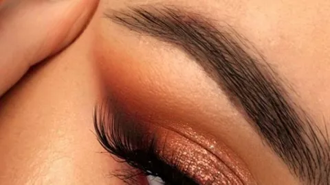 Los tonos miel y caramelo aportan calidez a la piel