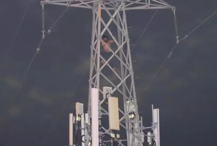 Hombre amenaza con lanzarse de torre de luz en Yucatán